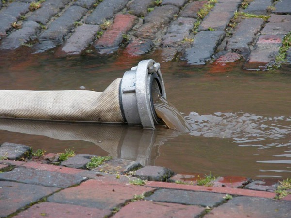 Aspirazione-di-acqua-con-pompa-di-travaso-modena